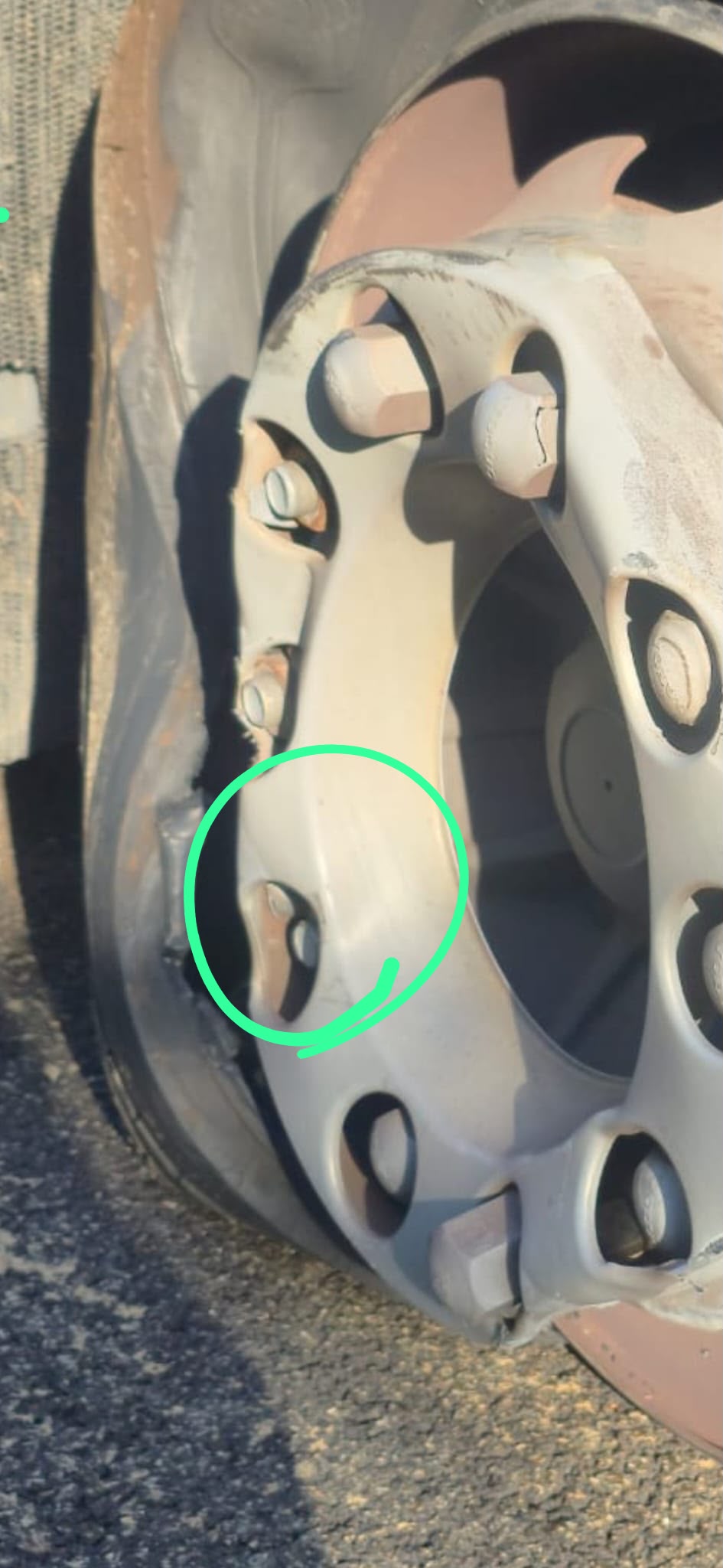 pomoc drogowa dla ciężarówki na miejscu — Holowanie TIR na A2 pod Brunszwikiem: Volvo FH z pękniętą felgą w 2 godz. 58 min