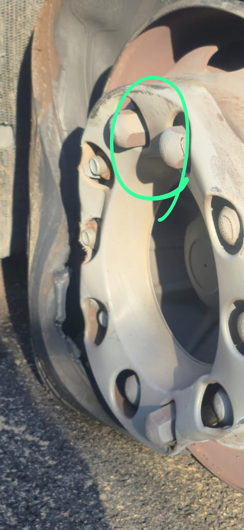 pomoc drogowa dla ciężarówki na miejscu — Holowanie TIR na A2 pod Brunszwikiem: Volvo FH z pękniętą felgą w 2 godz. 58 min