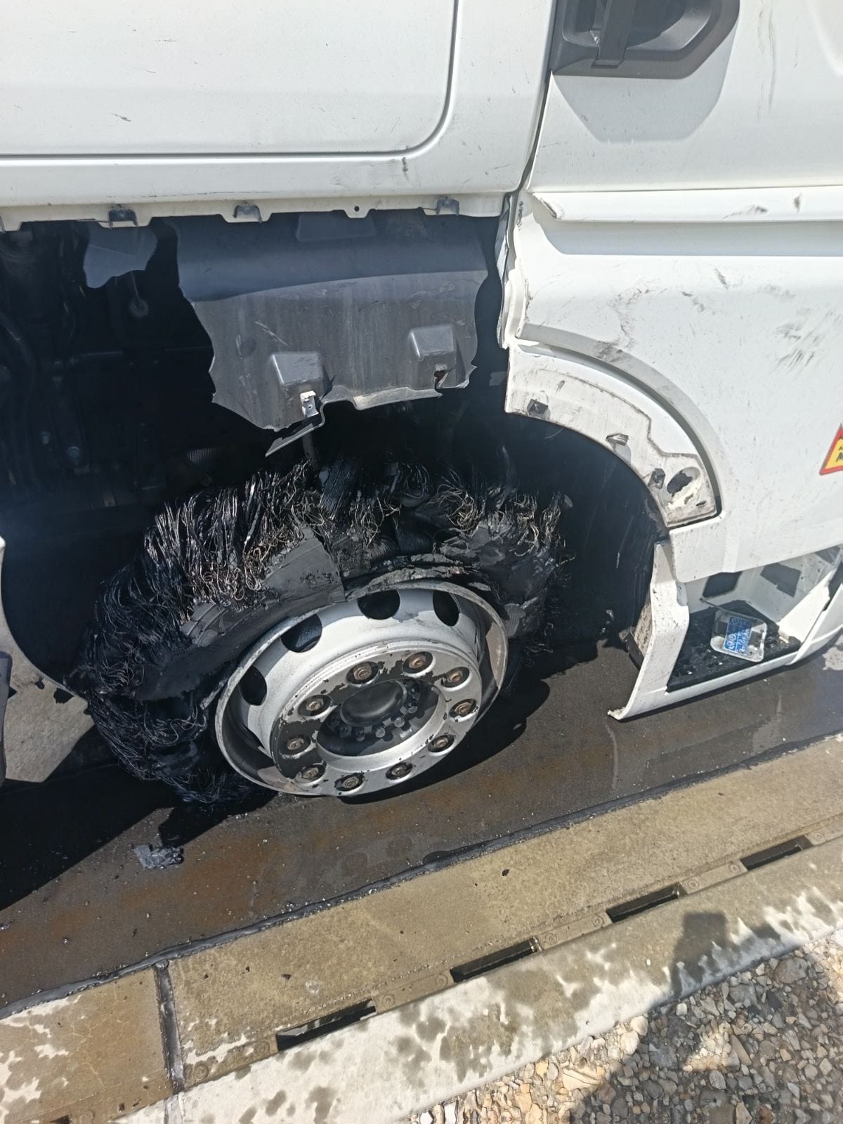 pomoc drogowa dla ciężarówki na miejscu — Pożar opony MAN TGX na A5 koło Müllheim ugaszony w 2 godz. 20 min