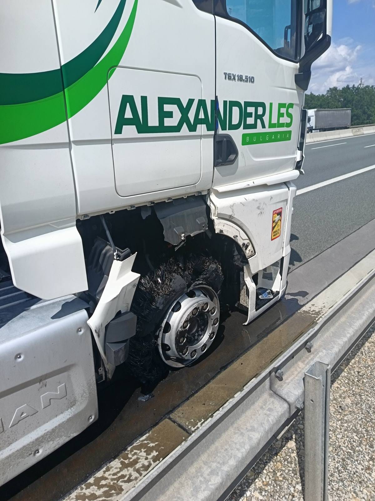 pomoc drogowa dla ciężarówki na miejscu — Pożar opony MAN TGX na A5 koło Müllheim ugaszony w 2 godz. 20 min