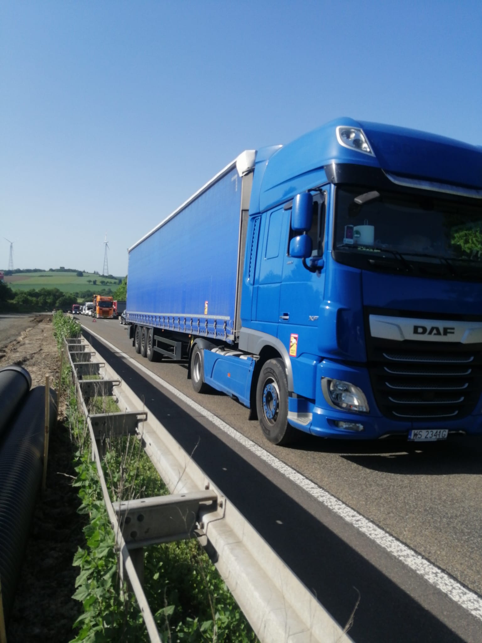 pomoc drogowa dla ciężarówki na miejscu — Ochrona silnika w korku: ciągnik DAF na węźle Frankfurter Kreuz z powrotem na trasie po 2