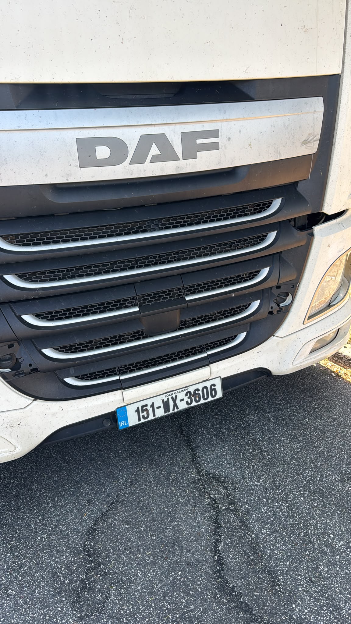 LKW Pannenhilfe vor Ort — Mobiler LKW-Reifenservice auf der A28 bei Westerstede: Rechtslenker-DAF nach Reifenplatzer