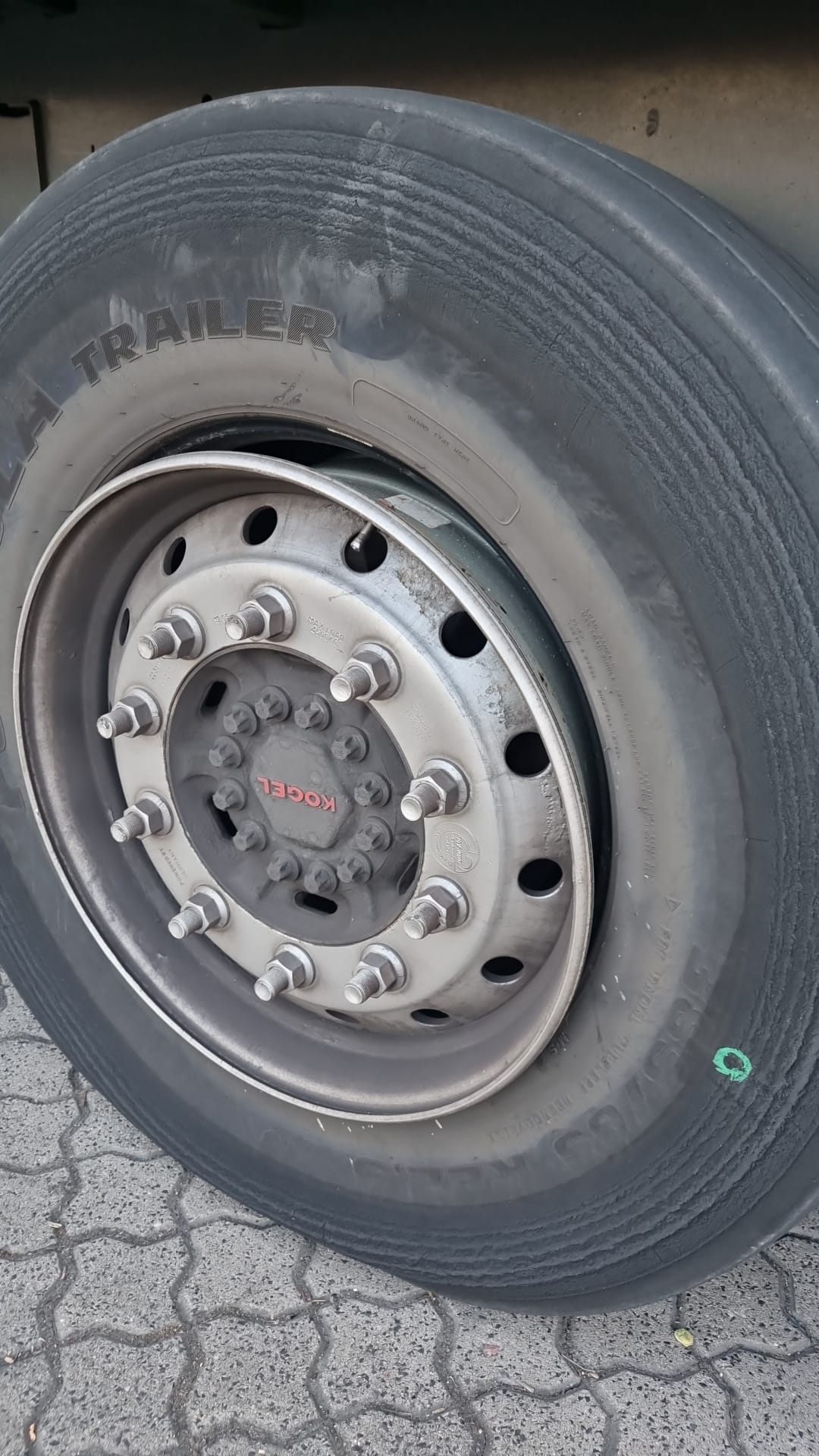 LKW Pannenhilfe vor Ort — Reifenkontrolle nach Standzeit: DAF-Sattelzug am Autohof A81 bei Heilbronn in 2 Std. 10 Mi