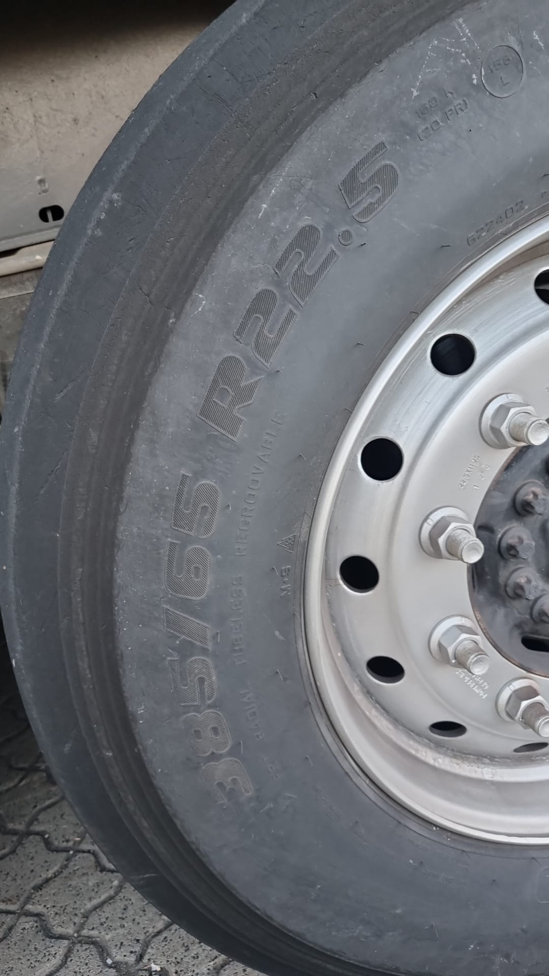 LKW Pannenhilfe vor Ort — Reifenkontrolle nach Standzeit: DAF-Sattelzug am Autohof A81 bei Heilbronn in 2 Std. 10 Mi