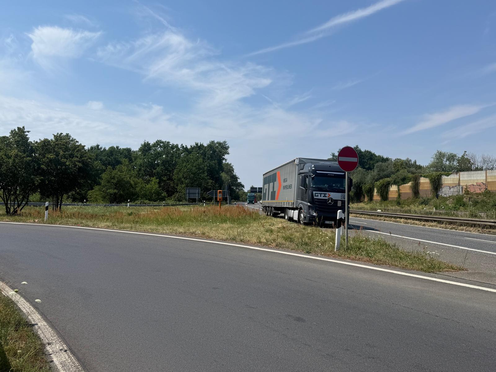 LKW Pannenhilfe vor Ort — Reifenplatzer am Megatrailer auf der A8 bei Rosenheim: Warum der Pannenstreifen am Berg de