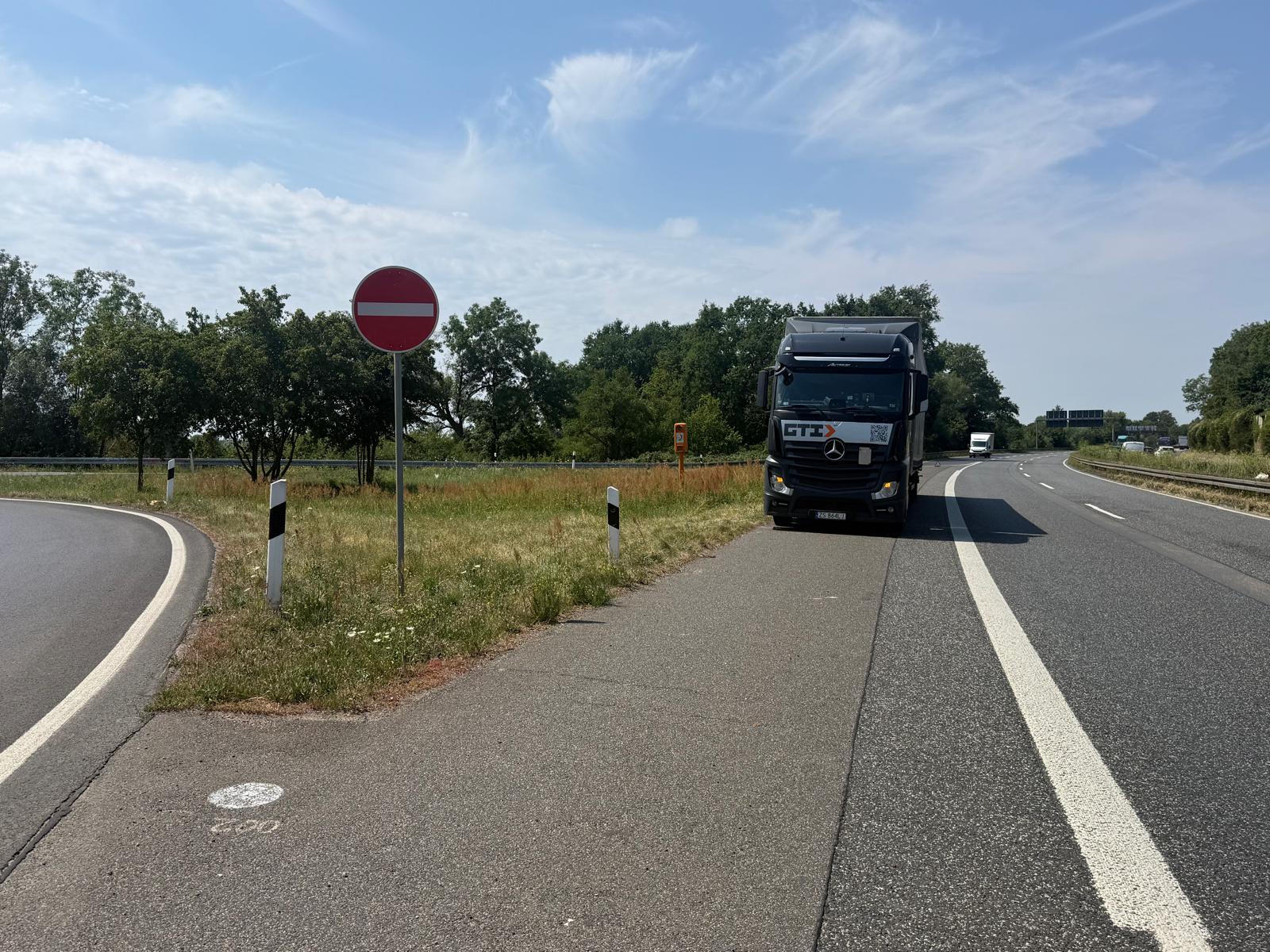 LKW Pannenhilfe vor Ort — Reifenplatzer am Megatrailer auf der A8 bei Rosenheim: Warum der Pannenstreifen am Berg de