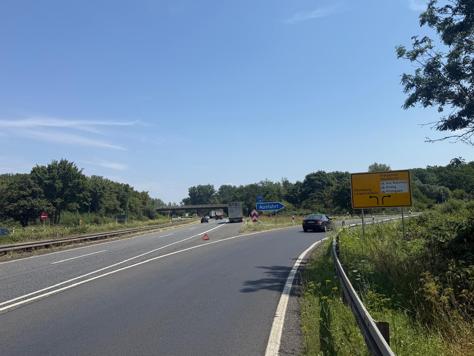 LKW Pannenhilfe vor Ort — Reifenplatzer am Megatrailer auf der A8 bei Rosenheim: Warum der Pannenstreifen am Berg de