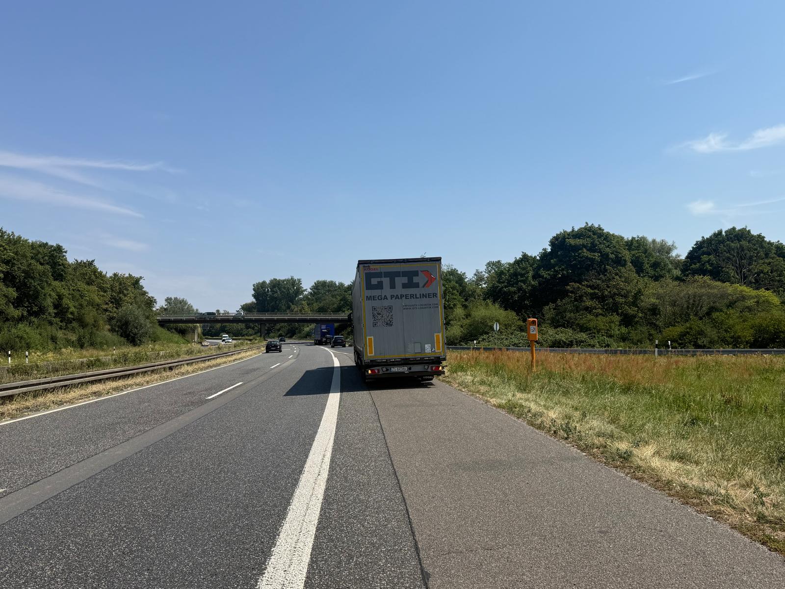 LKW Pannenhilfe vor Ort — Reifenplatzer am Megatrailer auf der A8 bei Rosenheim: Warum der Pannenstreifen am Berg de