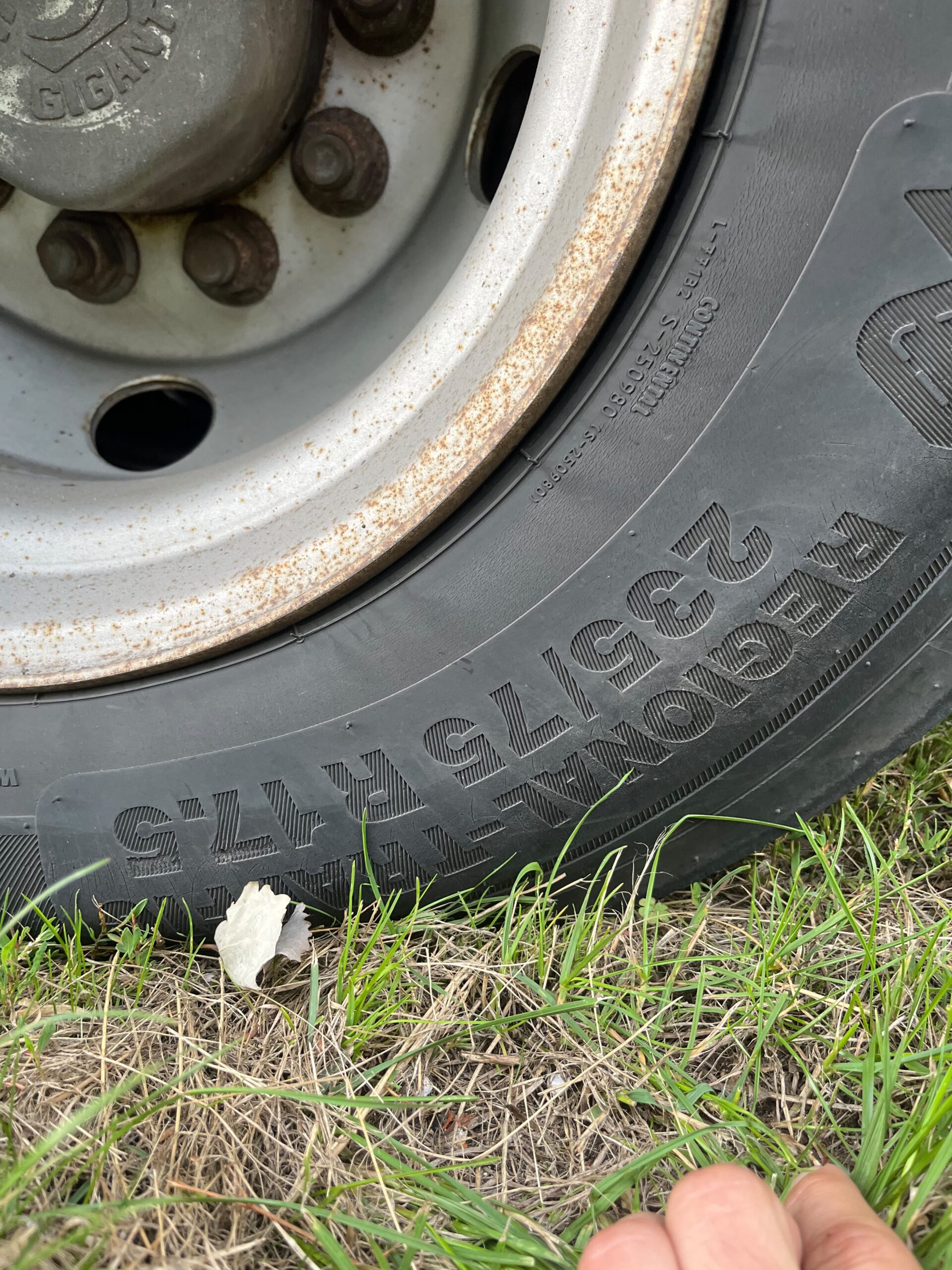 pomoc drogowa dla ciężarówki na miejscu — Tryb awaryjny AdBlue na A44 pod Kassel: ciągnik siodłowy Renault z powrotem na trasie w 3