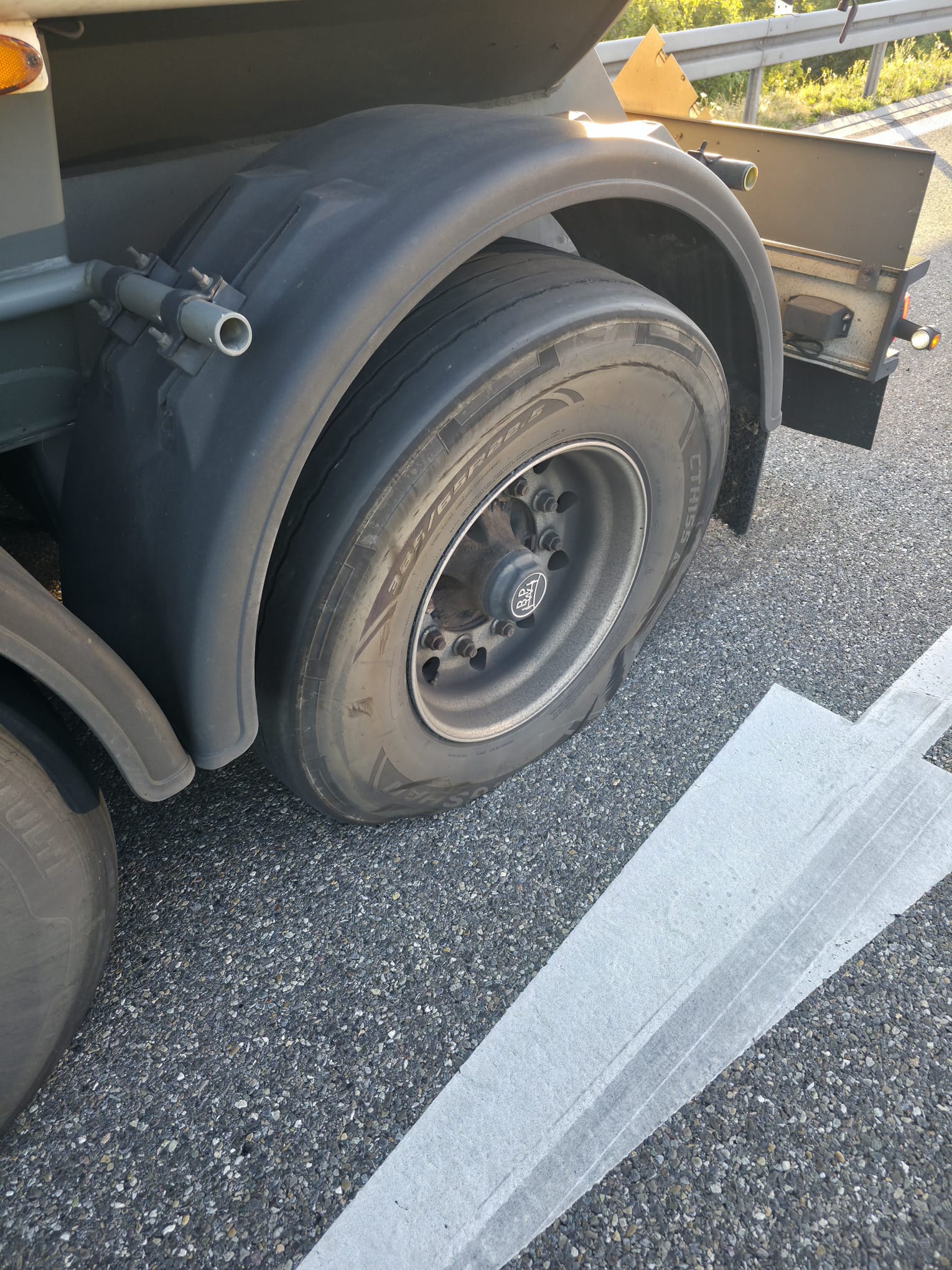 pomoc drogowa dla ciężarówki na miejscu — Tryb awaryjny AdBlue na A44 pod Kassel: ciągnik siodłowy Renault z powrotem na trasie w 3