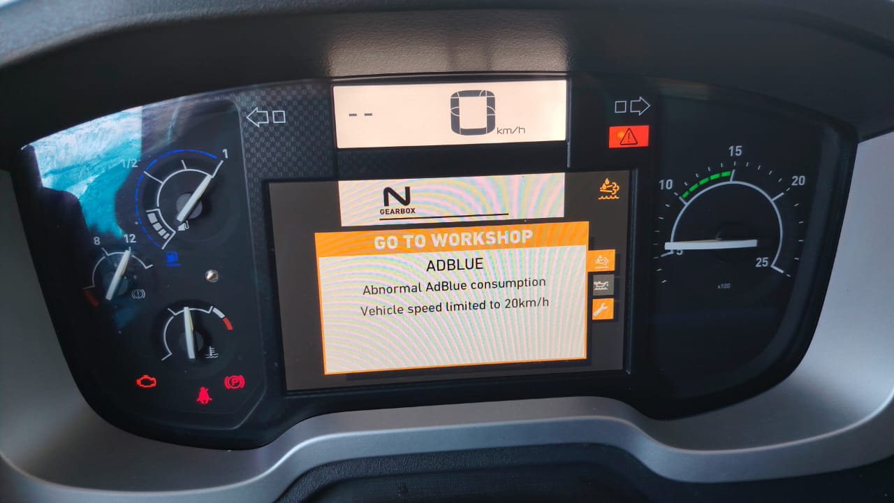 pomoc drogowa dla ciężarówki na miejscu — Tryb awaryjny AdBlue na A44 pod Kassel: ciągnik siodłowy Renault z powrotem na trasie w 3