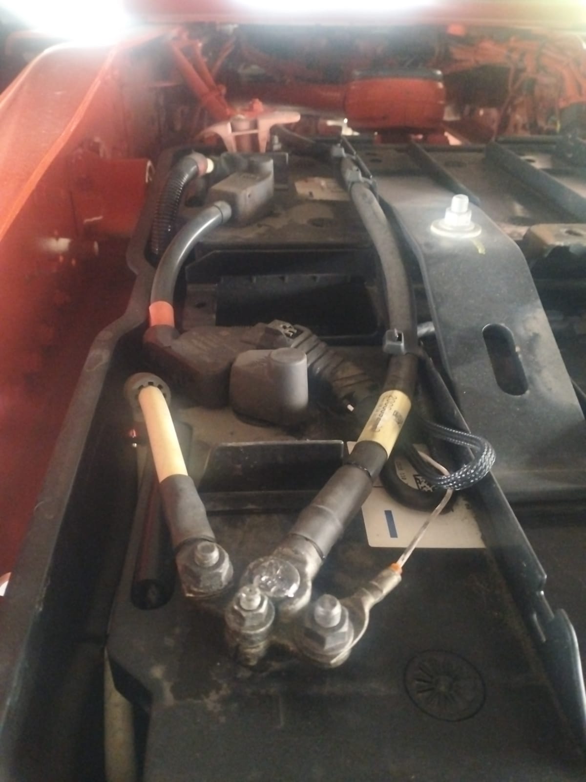 pomoc drogowa dla ciężarówki na miejscu — Wymiana akumulatorów w DAF na Autohofie przy A2 koło Bad Oeynhausen: ciągnik siodłowy znów