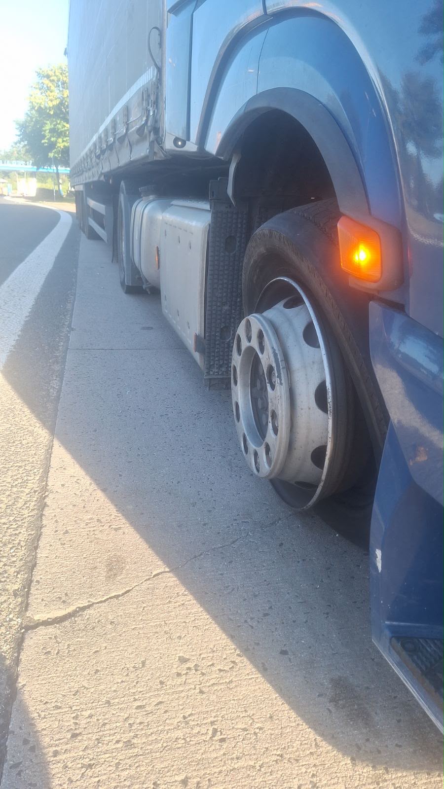 LKW Pannenhilfe vor Ort — Reifen und Felgen am Verteiler-LKW: Saisonaler Radwechsel auf einem Privathof bei Bielefeld