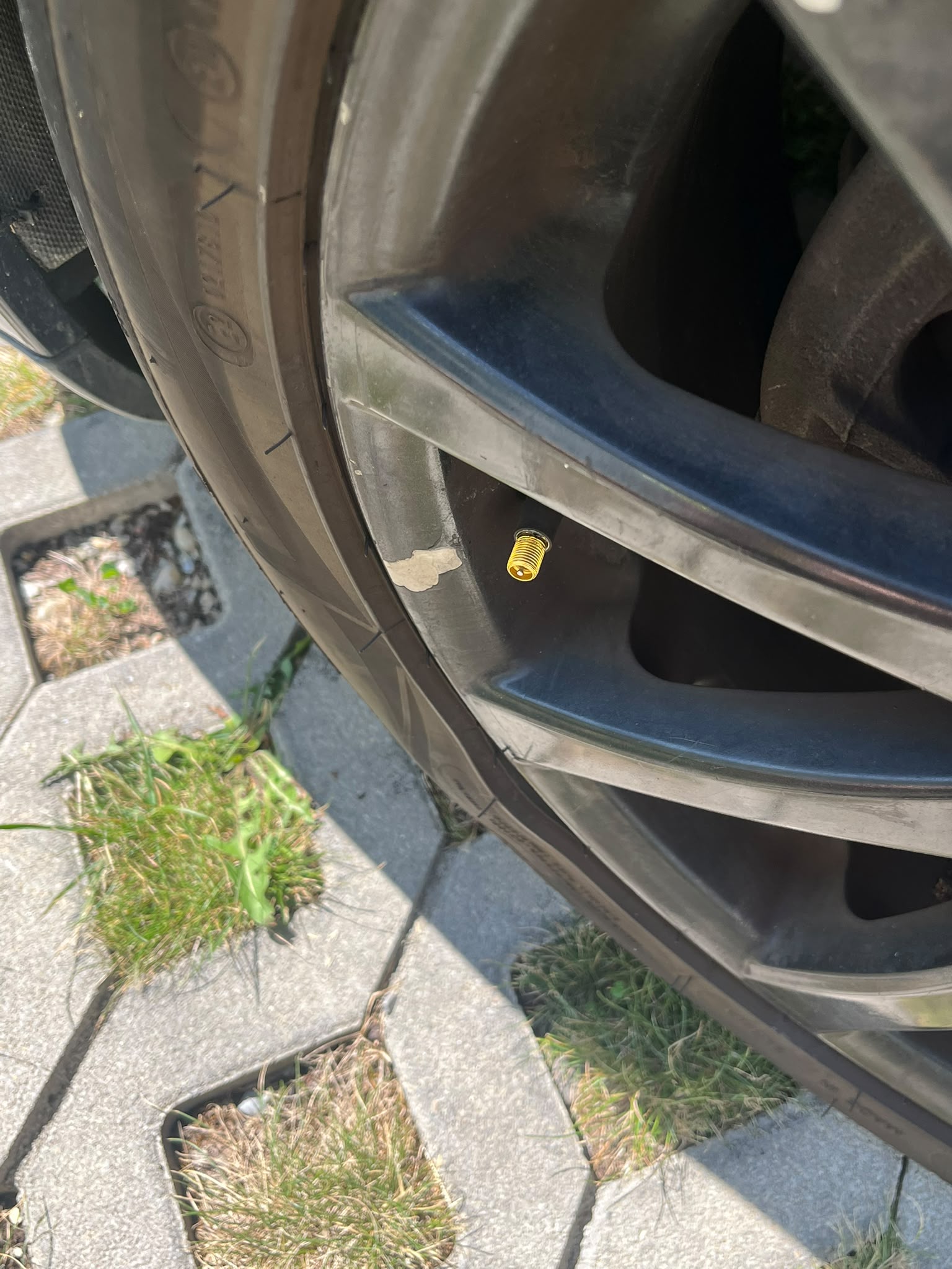 LKW Pannenhilfe vor Ort — Reifen und Felgen am Verteiler-LKW: Saisonaler Radwechsel auf einem Privathof bei Bielefeld