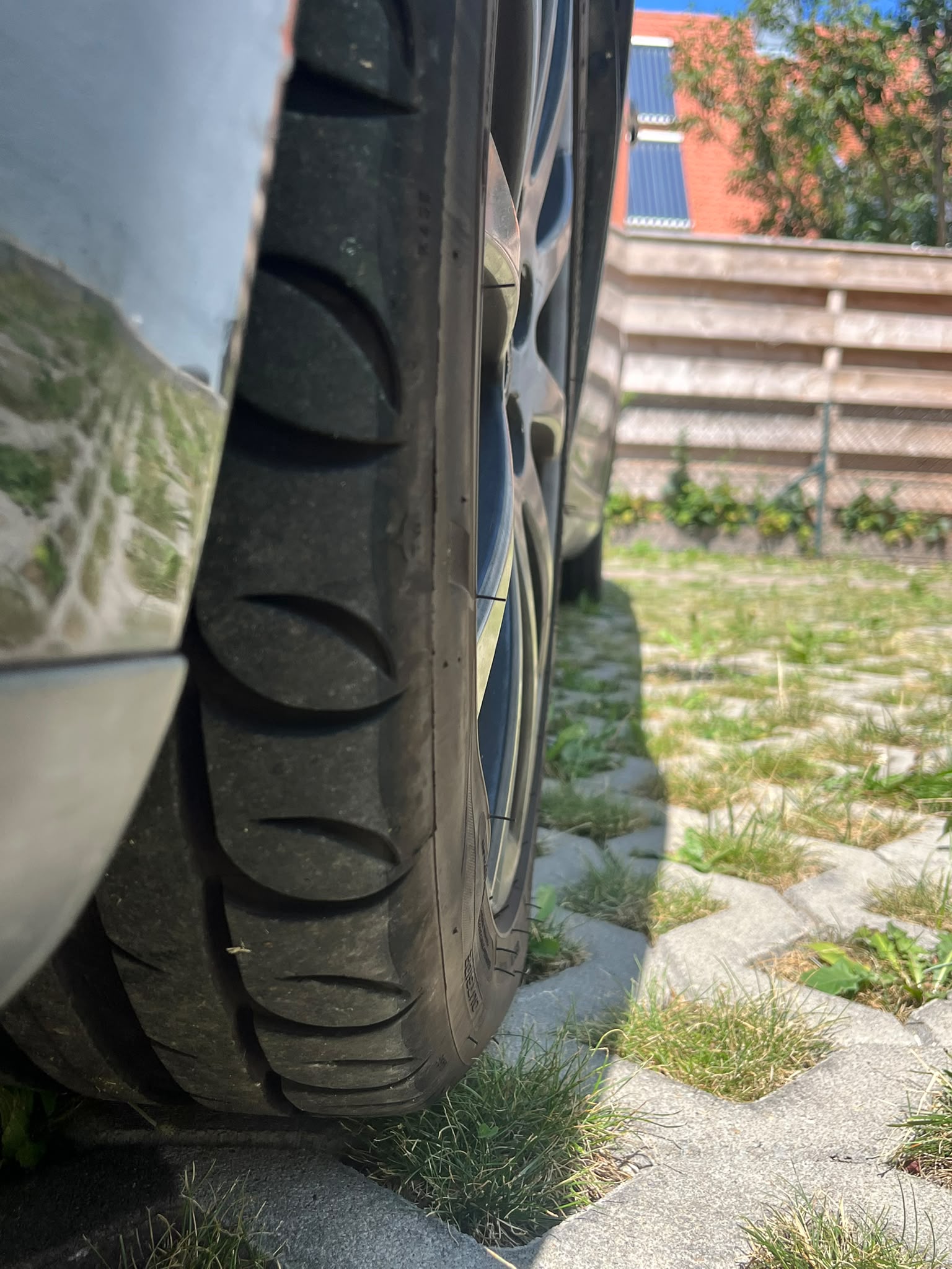 LKW Pannenhilfe vor Ort — Reifen und Felgen am Verteiler-LKW: Saisonaler Radwechsel auf einem Privathof bei Bielefeld