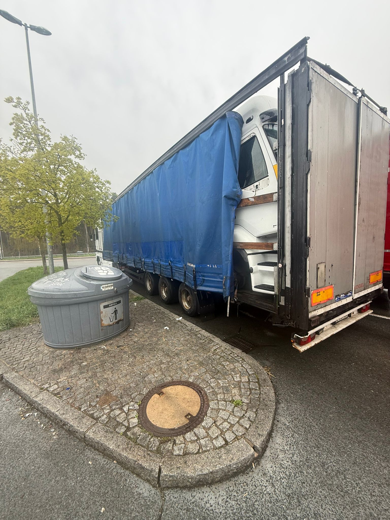 pomoc drogowa dla ciężarówki na miejscu — Rozerwana plandeka naczepy na parkingu przy A44 koło Werl: naprawa awaryjna w 3 godziny 10