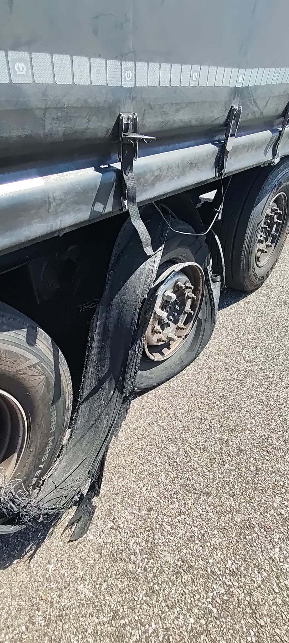 LKW Pannenhilfe vor Ort — Reifenschaden durch Split auf Rastplatz an der A31 bei Gronau: Wie ein Stein im Profil ein