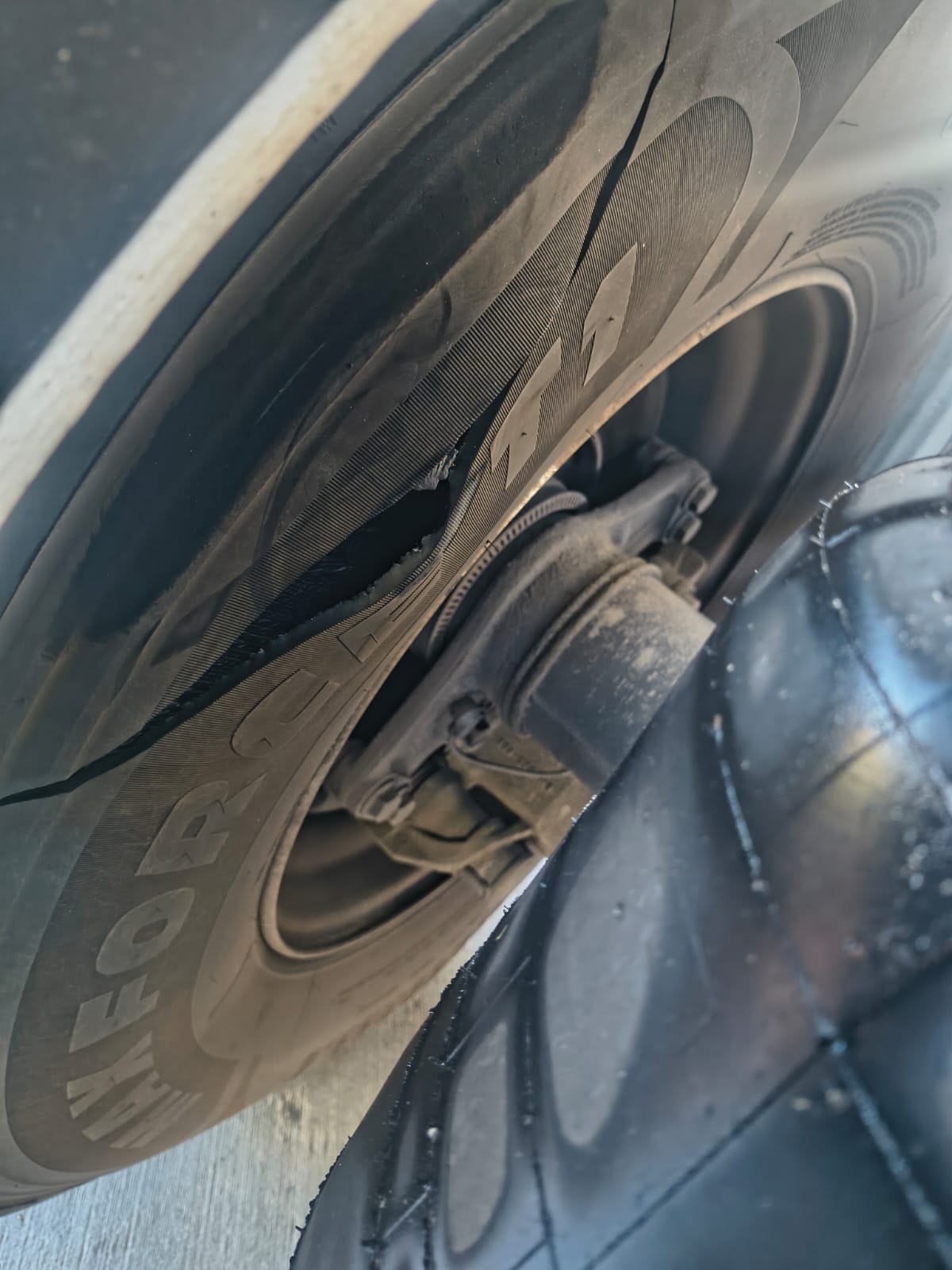 pomoc drogowa dla ciężarówki na miejscu — Mobilny Serwis Opon TIR Duisburg: Głębokie Rozcięcie Bieżnika w Naczepie na Terminalu – Wy