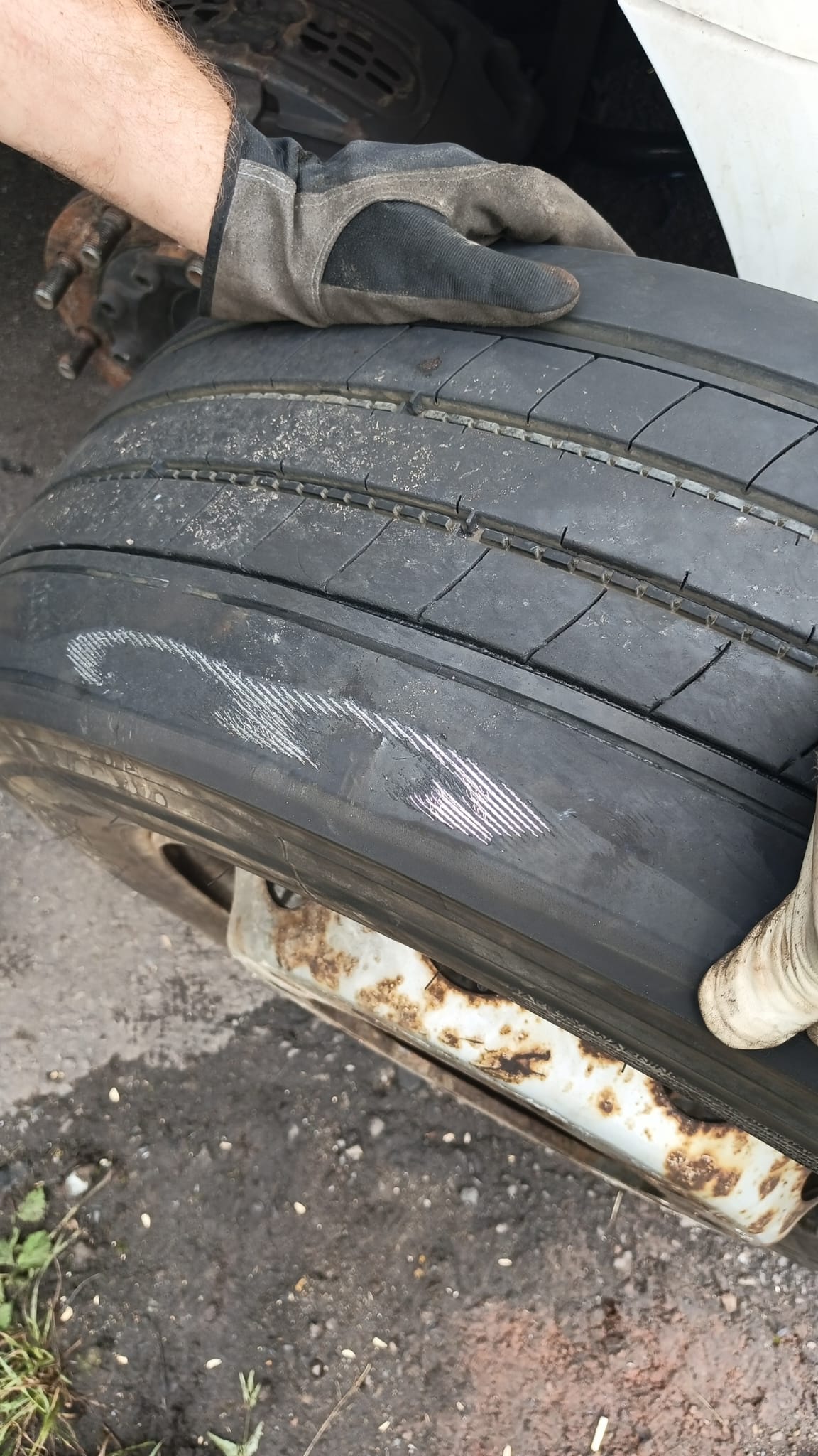 pomoc drogowa dla ciężarówki na miejscu — Mobilny serwis opon TIR na A7 pod Soltau: naczepa z powrotem na drodze w 2 godz. 30 min po