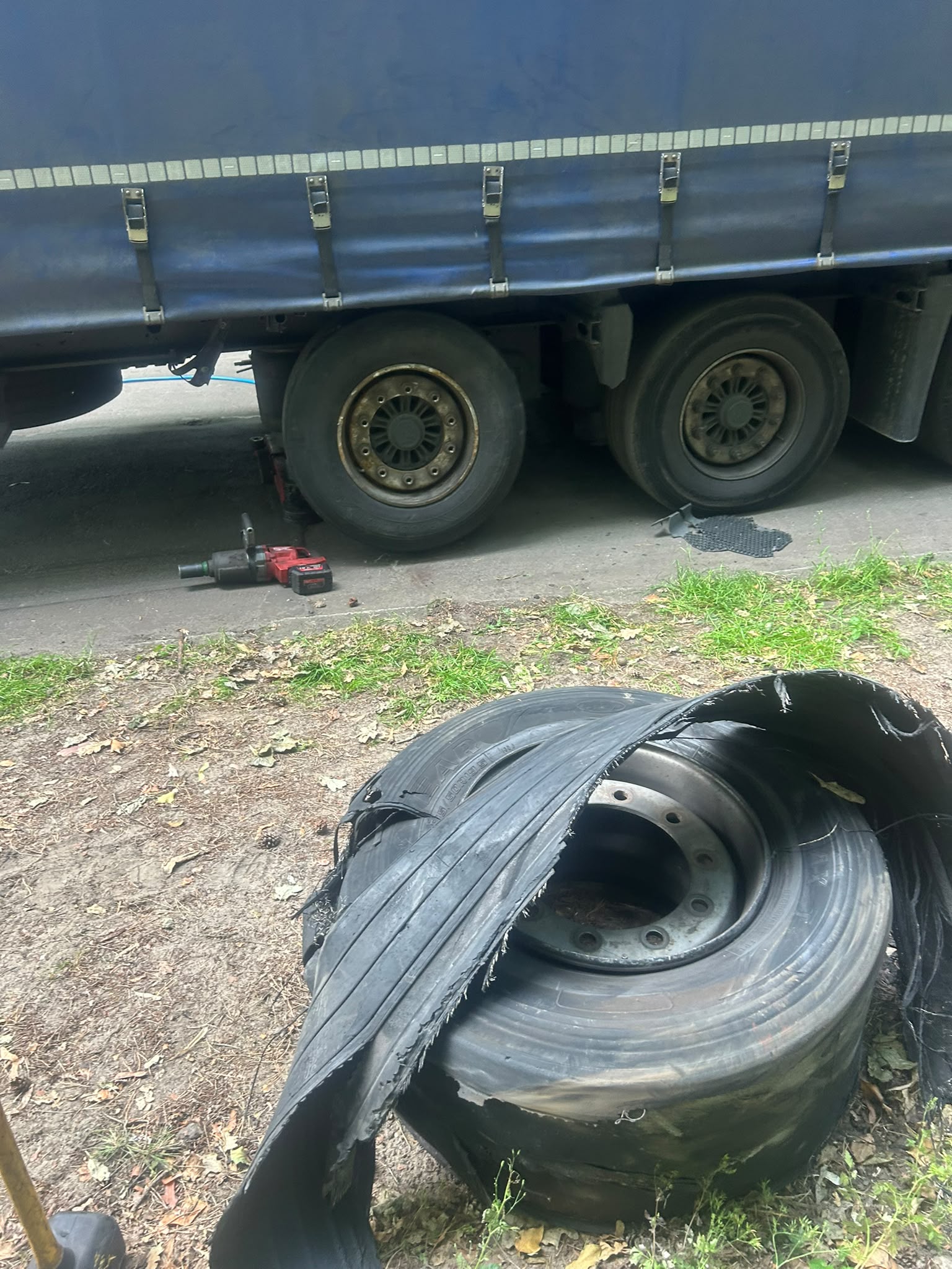pomoc drogowa dla ciężarówki na miejscu — Mobilny serwis opon TIR na A7 pod Soltau: naczepa z powrotem na drodze w 2 godz. 30 min po