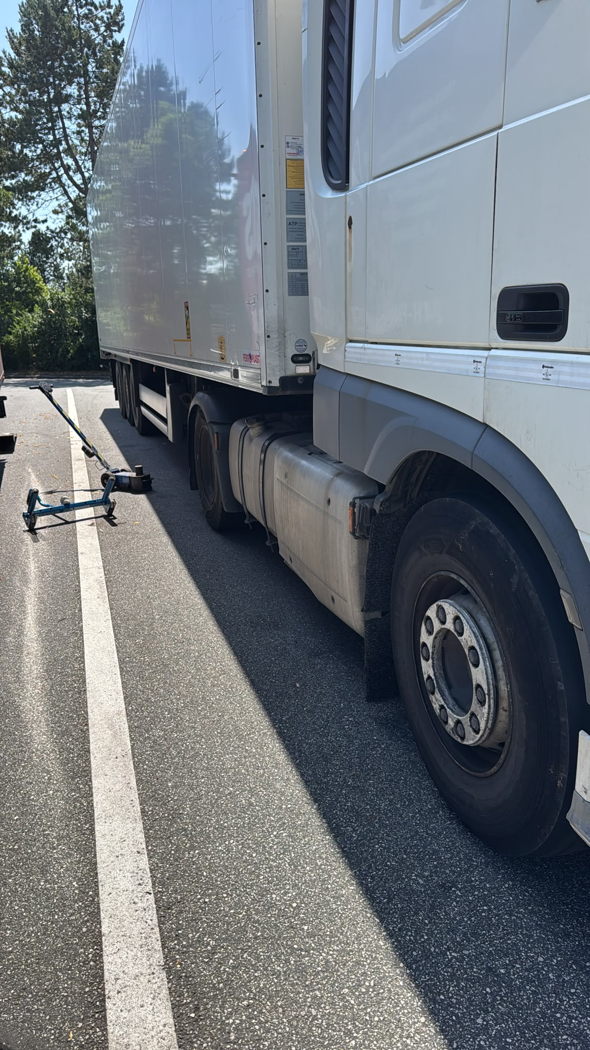 pomoc drogowa dla ciężarówki na miejscu — Mobilny serwis opon TIR na B188 pod Wolfsburgiem: wymiana koła na poboczu gruntowym w 2 go