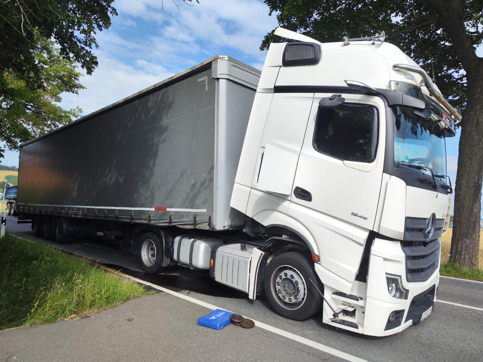 LKW Pannenhilfe vor Ort — Mobiler LKW-Reifenservice A30 bei Osnabrück: Schleichender Luftverlust am Auflieger in 1 S