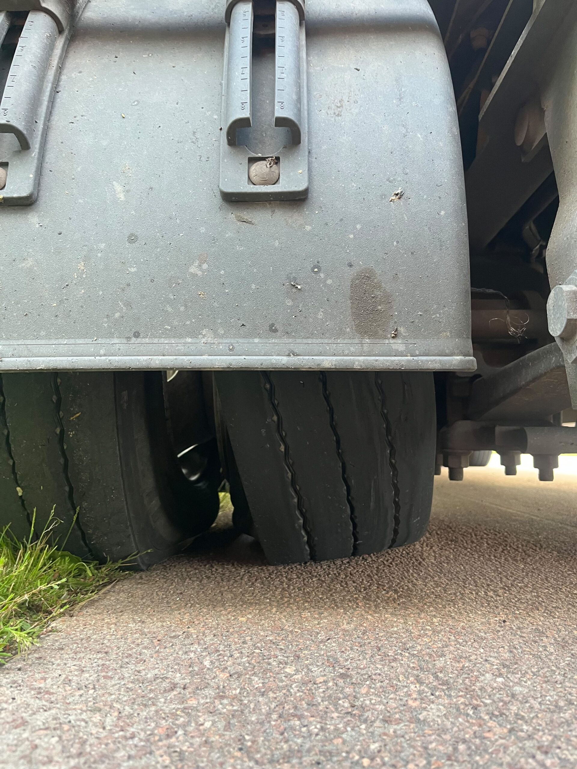 pomoc drogowa dla ciężarówki na miejscu — Pęknięcie opony na osi kierowanej na A24 pod Ludwigslust: oszczędne Volvo FH I-Save z powr