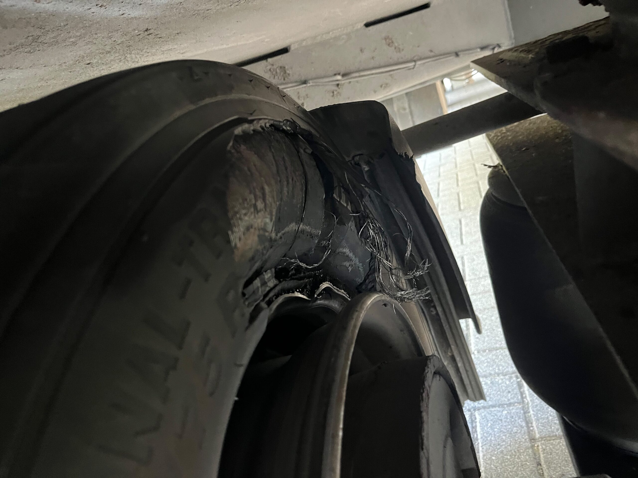 pomoc drogowa dla ciężarówki na miejscu — Pęknięcie opony na osi kierowanej na A24 pod Ludwigslust: oszczędne Volvo FH I-Save z powr