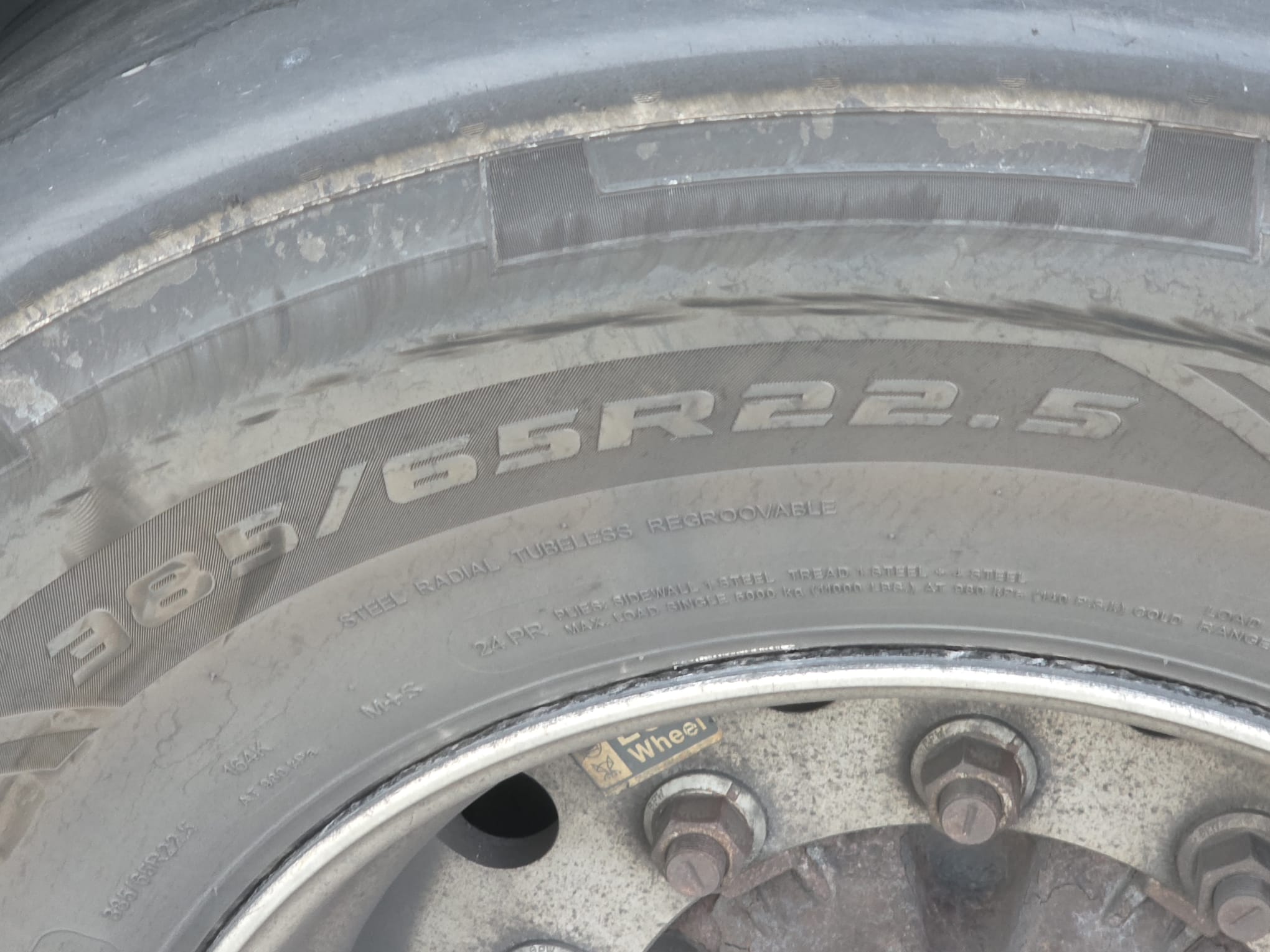 pomoc drogowa dla ciężarówki na miejscu — Pęknięcie opony na osi kierowanej na A24 pod Ludwigslust: oszczędne Volvo FH I-Save z powr