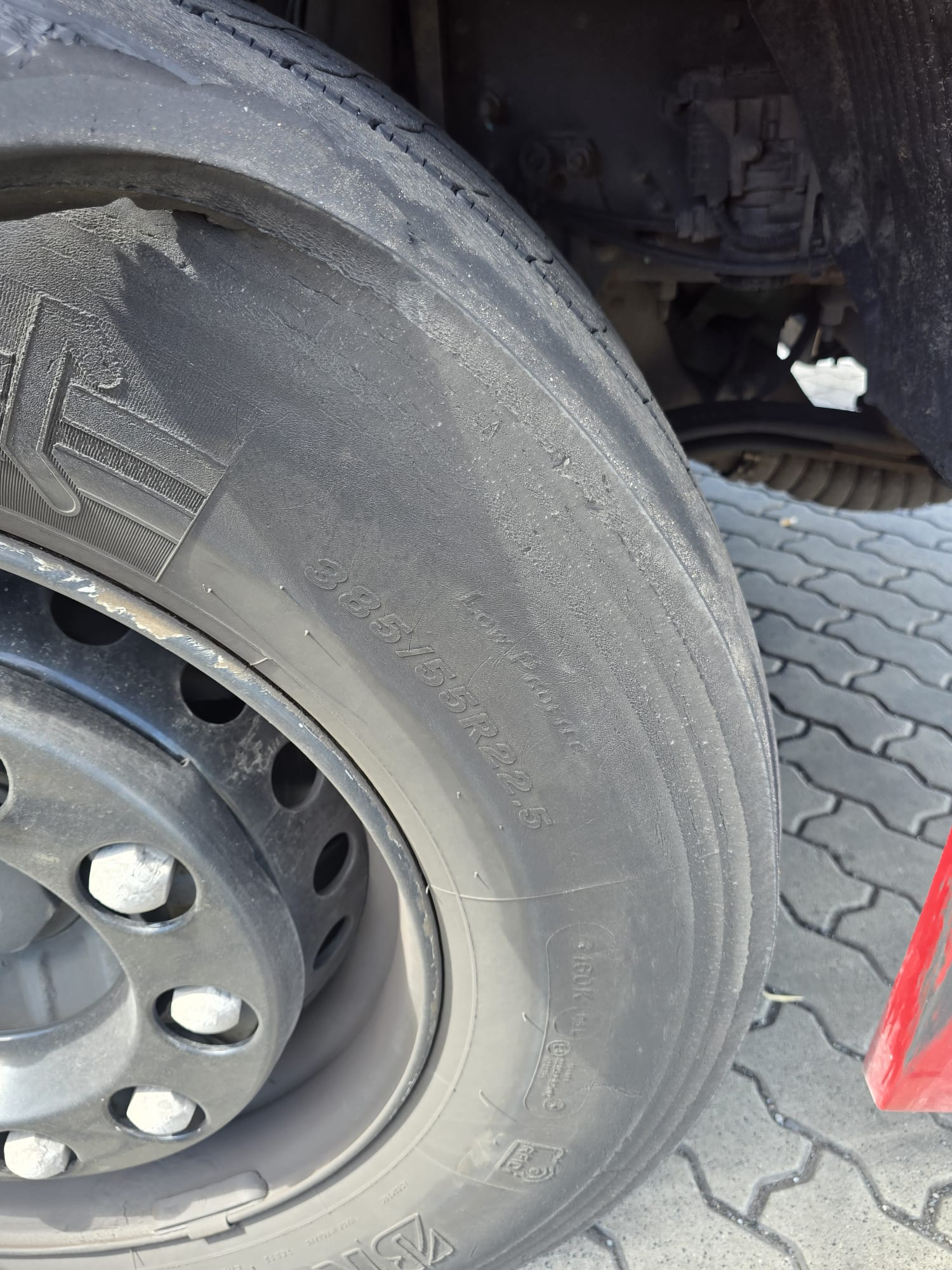 pomoc drogowa dla ciężarówki na miejscu — Pęknięcie opony na osi kierowanej na A24 pod Ludwigslust: oszczędne Volvo FH I-Save z powr