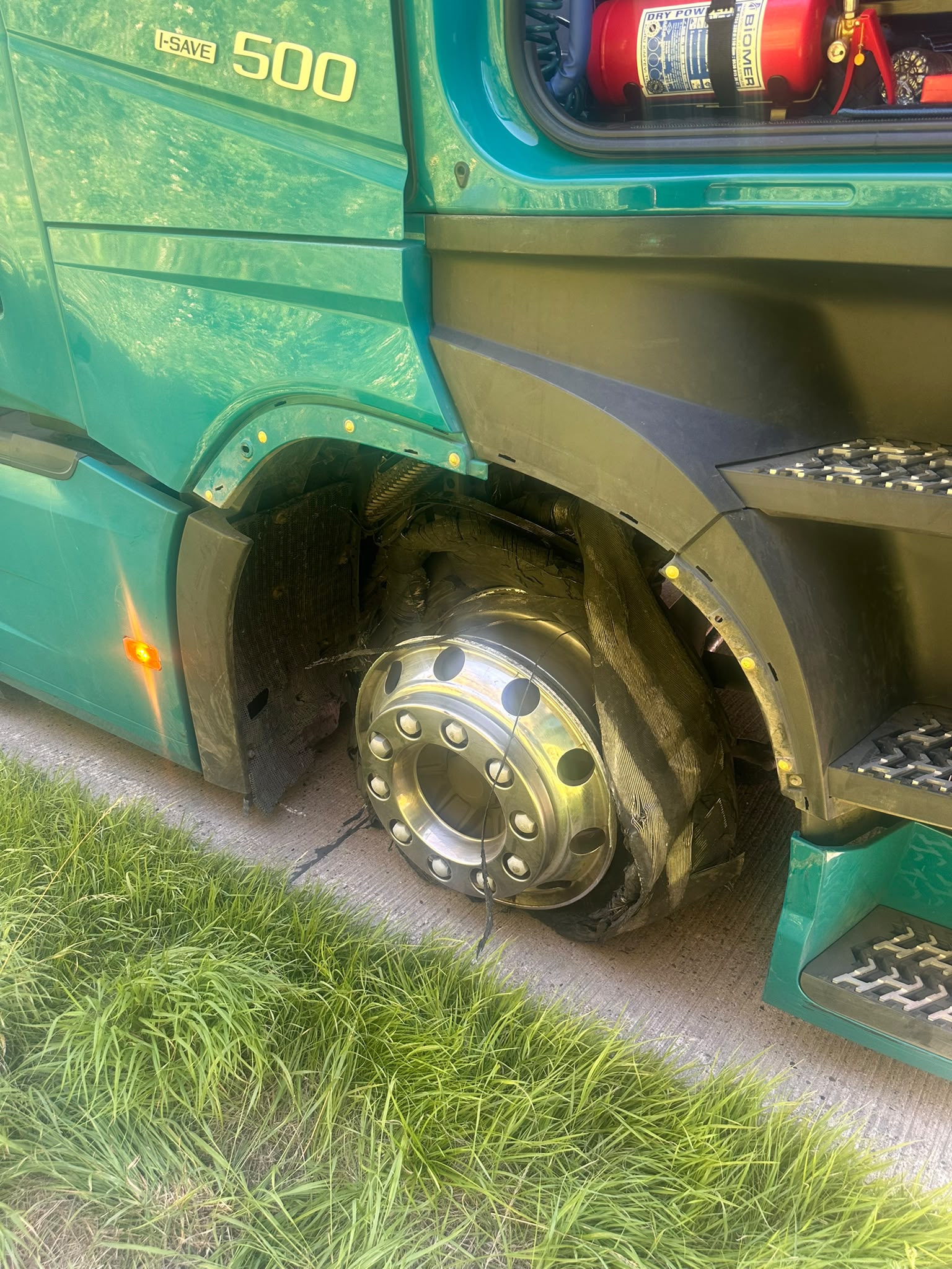 pomoc drogowa dla ciężarówki na miejscu — Pęknięcie opony na osi kierowanej na A24 pod Ludwigslust: oszczędne Volvo FH I-Save z powr