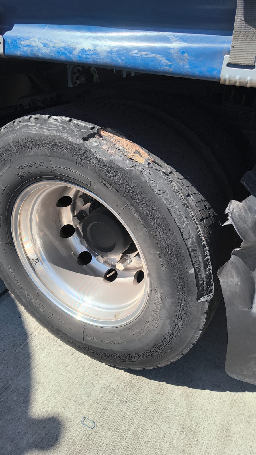 pomoc drogowa dla ciężarówki na miejscu — Pęknięcie opony na osi kierowanej na A24 pod Ludwigslust: oszczędne Volvo FH I-Save z powr
