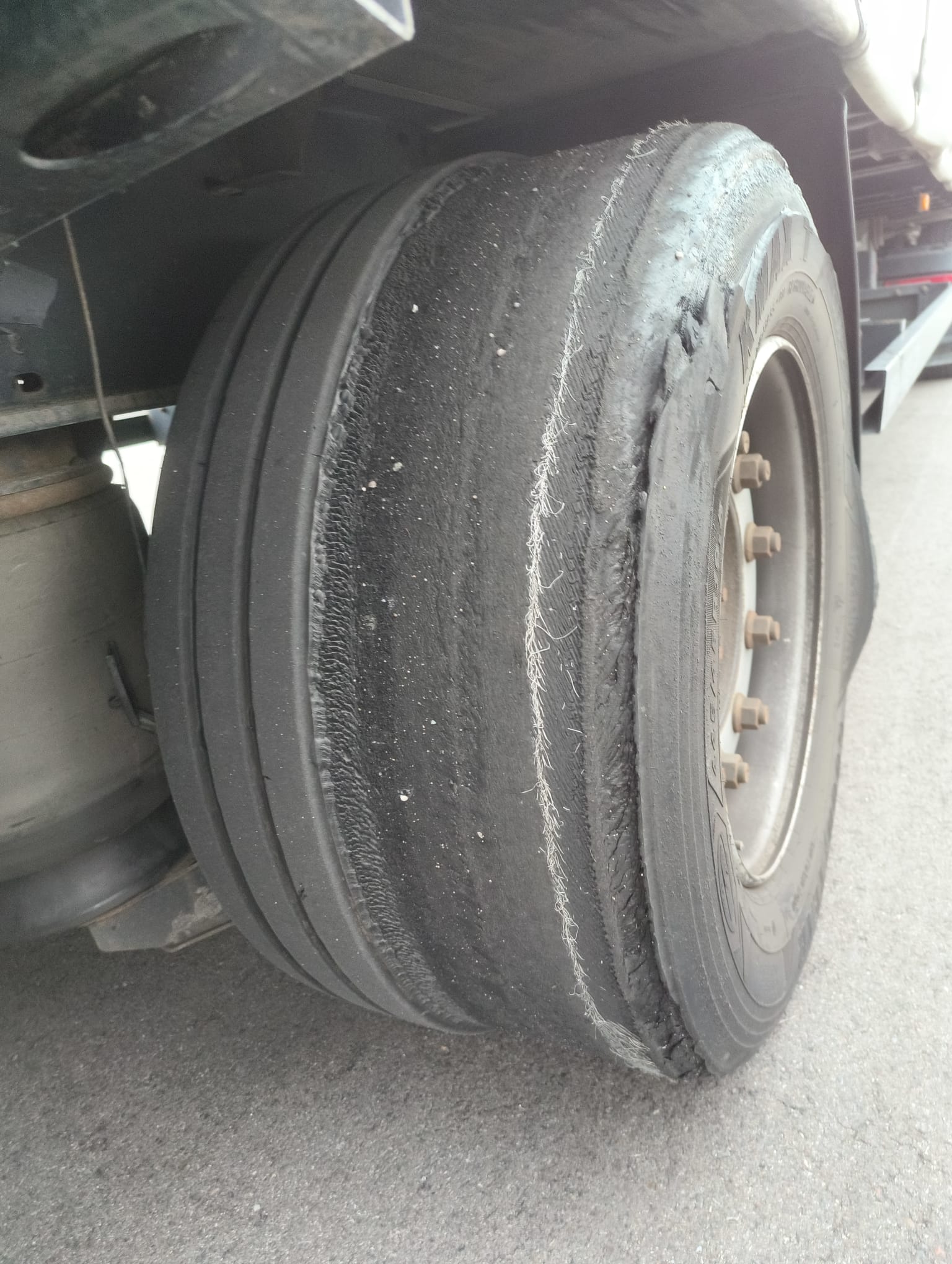 pomoc drogowa dla ciężarówki na miejscu — Mobilny Serwis Opon TIR A5 koło Offenburga: Megatrailer znów w trasie po 2:35 h od pęknięc