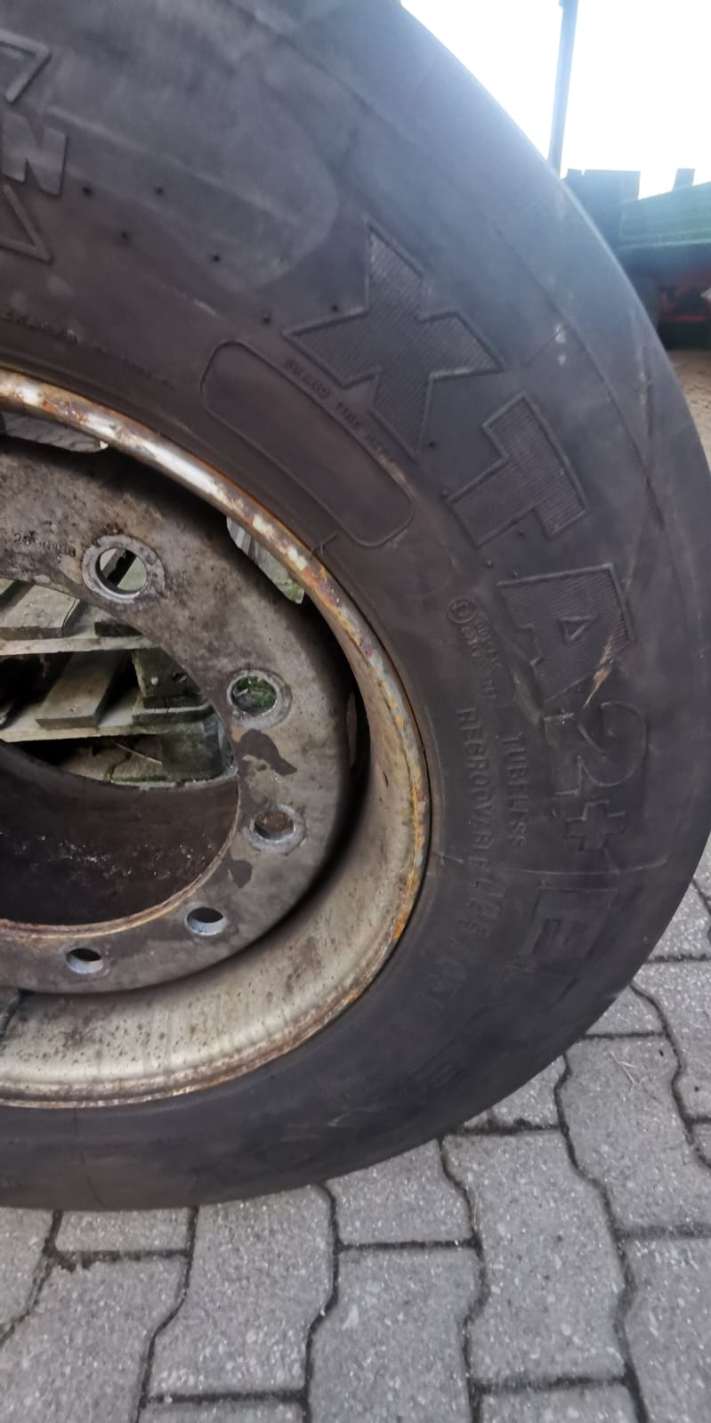 pomoc drogowa dla ciężarówki na miejscu — Mobilny Serwis Opon TIR A5 koło Offenburga: Megatrailer znów w trasie po 2:35 h od pęknięc