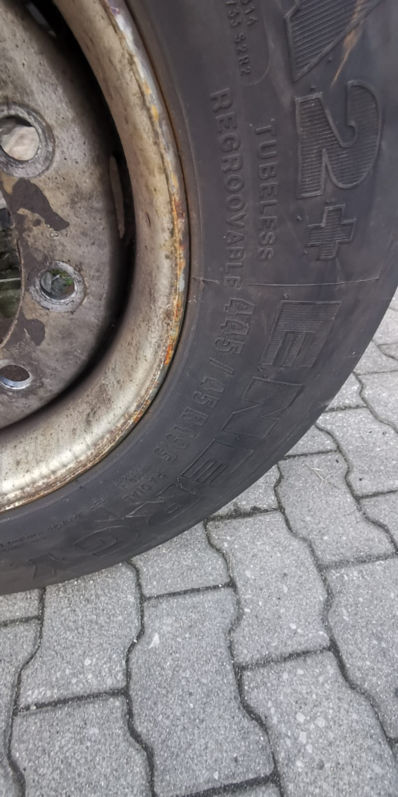 pomoc drogowa dla ciężarówki na miejscu — Mobilny Serwis Opon TIR A5 koło Offenburga: Megatrailer znów w trasie po 2:35 h od pęknięc