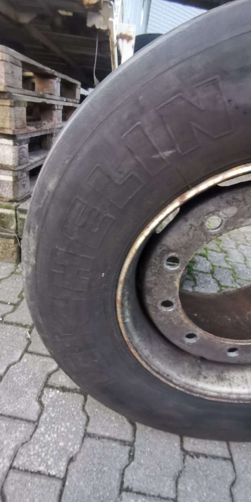 pomoc drogowa dla ciężarówki na miejscu — Mobilny Serwis Opon TIR A5 koło Offenburga: Megatrailer znów w trasie po 2:35 h od pęknięc