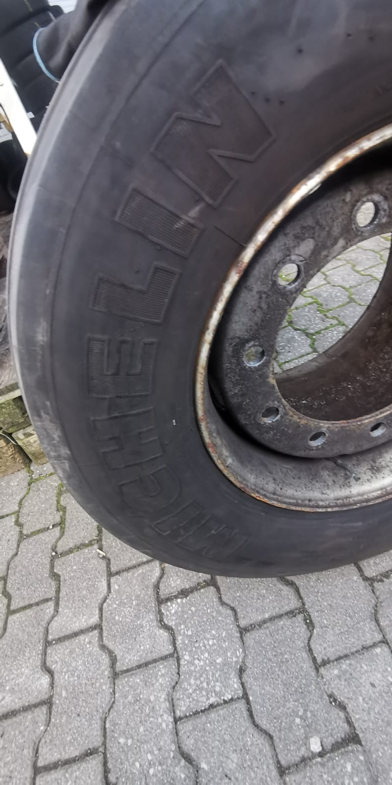 pomoc drogowa dla ciężarówki na miejscu — Mobilny Serwis Opon TIR A5 koło Offenburga: Megatrailer znów w trasie po 2:35 h od pęknięc