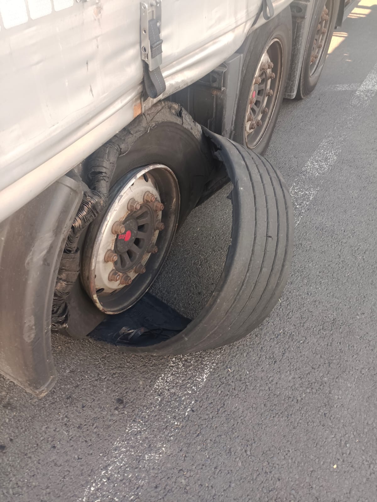 pomoc drogowa dla ciężarówki na miejscu — Mobilny serwis opon TIR na A31 pod Meppen: jak rozerwana opona rozdarła plandekę naczepy