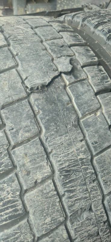 pomoc drogowa dla ciężarówki na miejscu — Pęknięcie opony na A2 pod Herford: dlaczego sama wymiana koła nie wystarczyła