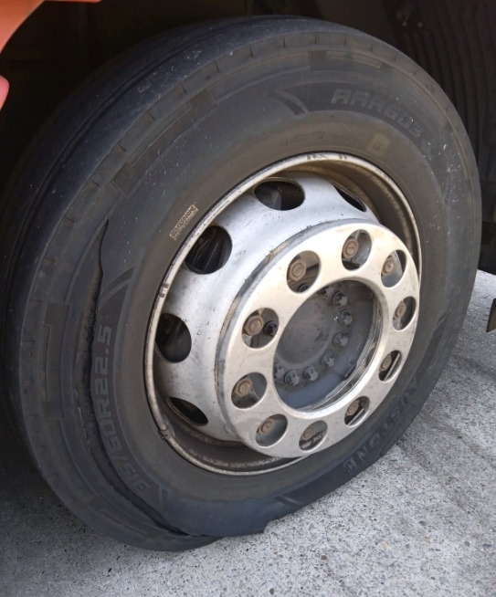 LKW Pannenhilfe vor Ort — Mobiler LKW-Radwechsel in Mannheim: Nabenkontrolle nach Bordsteinkontakt in 1 Std. 50 Min.