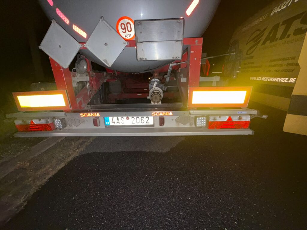 lkw-reifenservice-radwechsel-nacht-a61-koblenz-01 – LKW Help 24 LKW Pannenhilfe vor Ort — Mobiler LKW-Reifenservice nachts auf der A61 bei Koblenz: Sattelzug nach Reifenplatzer in 1 Stunde