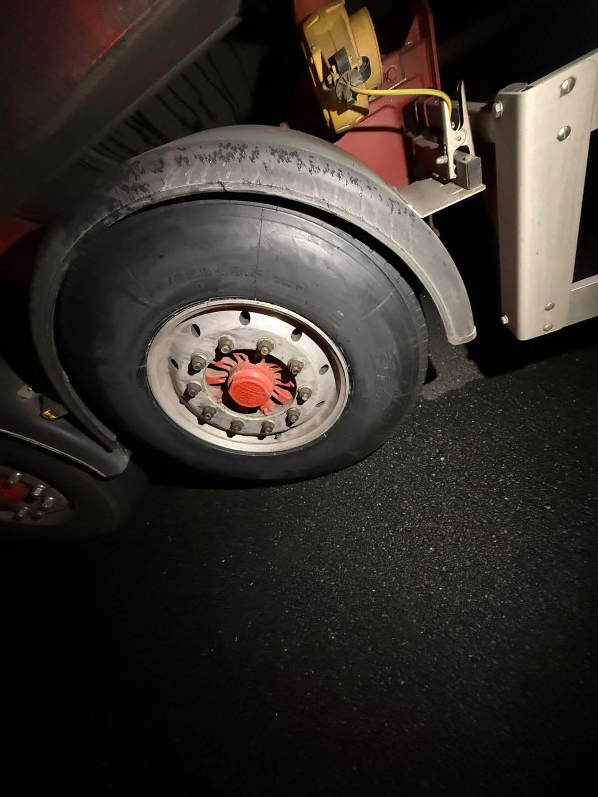 LKW Pannenhilfe vor Ort — Mobiler LKW-Reifenservice nachts auf der A61 bei Koblenz: Sattelzug nach Reifenplatzer in