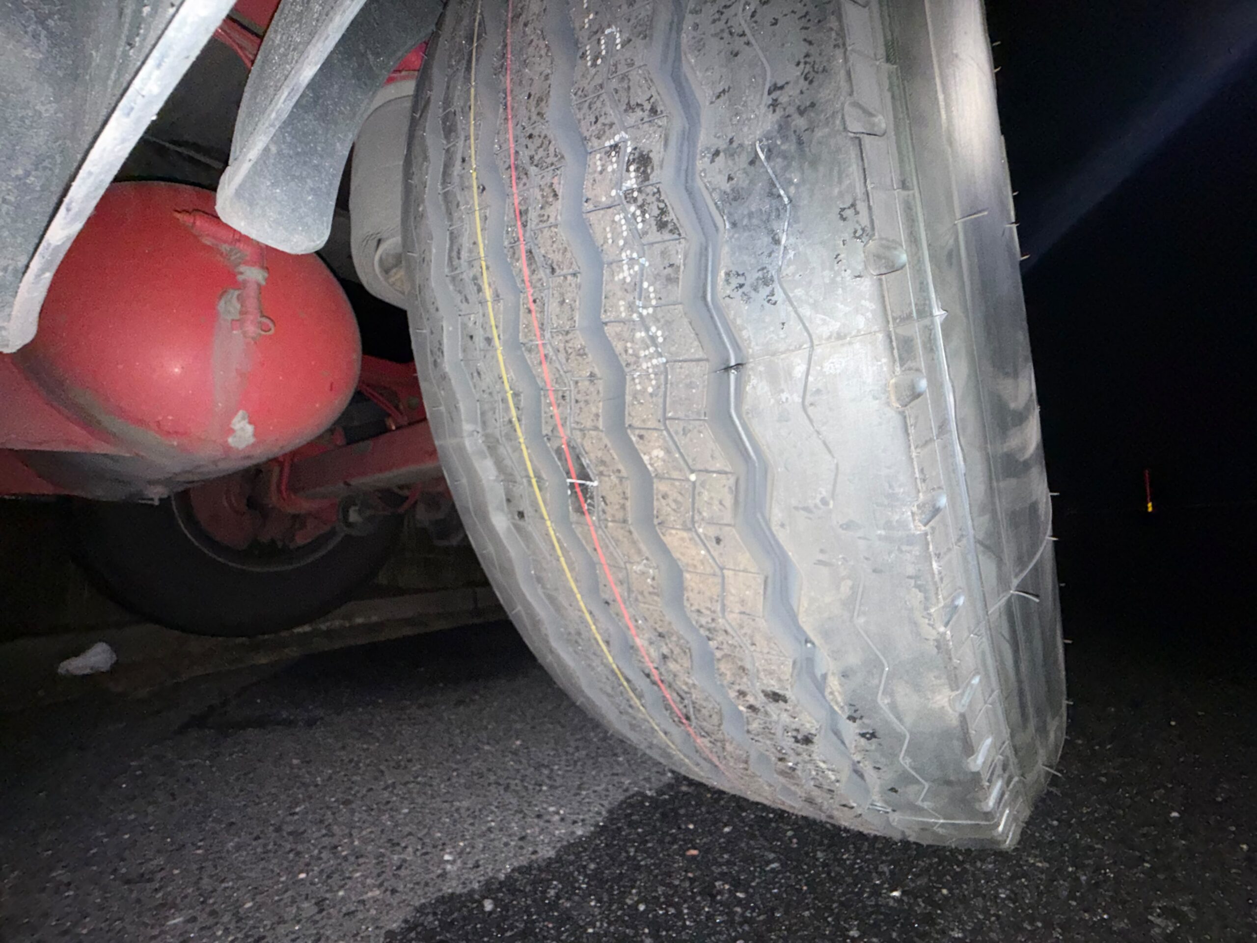 LKW Pannenhilfe vor Ort — Mobiler LKW-Reifenservice nachts auf der A61 bei Koblenz: Sattelzug nach Reifenplatzer in