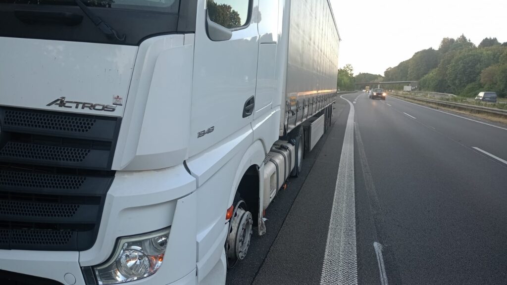 lkw-reifenservice-reifenpanne-zugmaschine-a44-unna-01 – LKW Help 24 LKW Pannenhilfe vor Ort — Mobiler LKW-Reifenservice auf der A44 bei Unna: Kühlauflieger nach Reifenschaden in 2 Std. 46 Min.