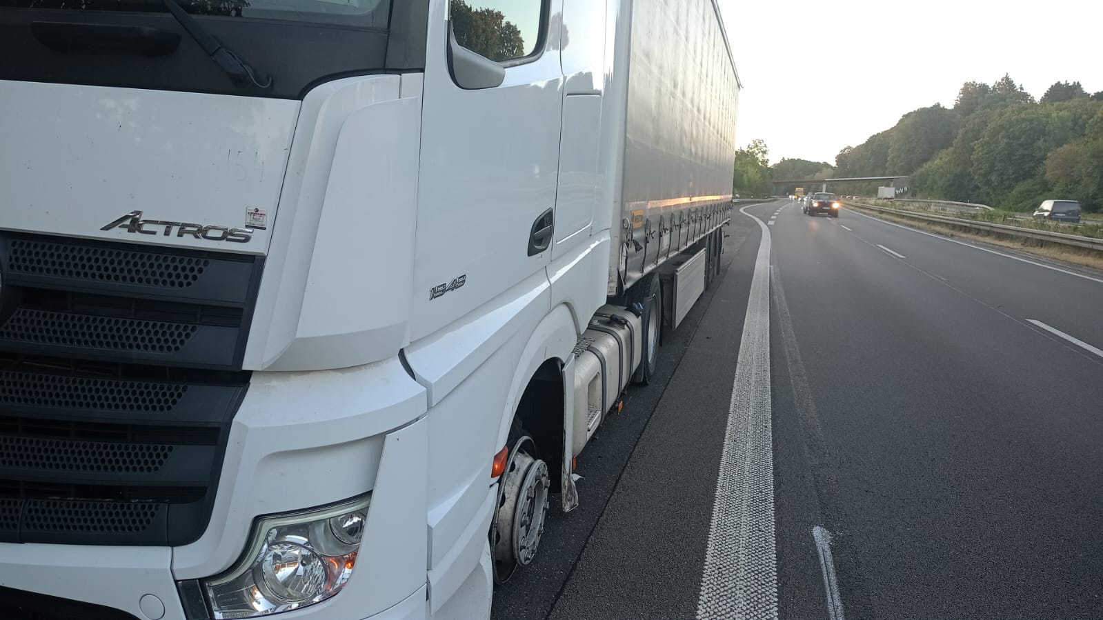 LKW Pannenhilfe vor Ort — Mobiler LKW-Reifenservice auf der A44 bei Unna: Kühlauflieger nach Reifenschaden in 2 Std.