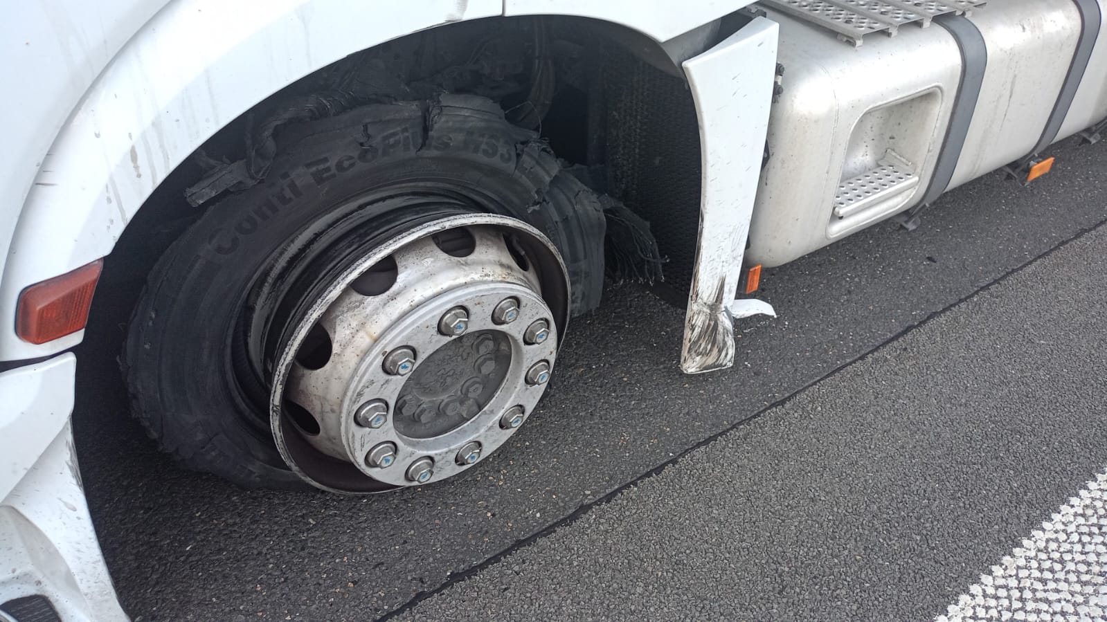 LKW Pannenhilfe vor Ort — Mobiler LKW-Reifenservice auf der A44 bei Unna: Kühlauflieger nach Reifenschaden in 2 Std.