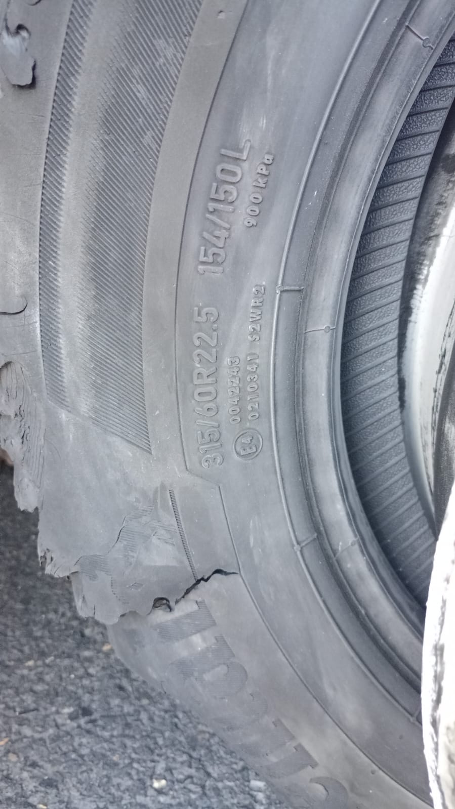 LKW Pannenhilfe vor Ort — Mobiler LKW-Reifenservice auf der A44 bei Unna: Kühlauflieger nach Reifenschaden in 2 Std.