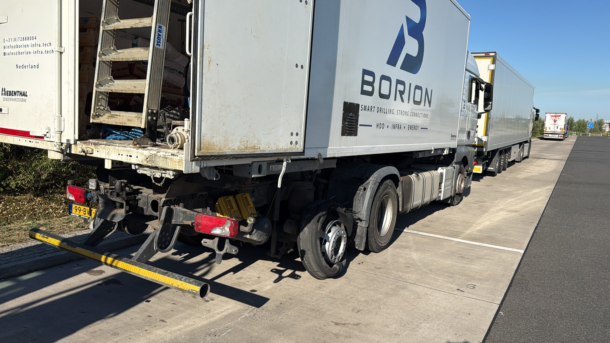 LKW Pannenhilfe vor Ort — Mobiler LKW-Reifenservice auf der A44 bei Unna: Kühlauflieger nach Reifenschaden in 2 Std.
