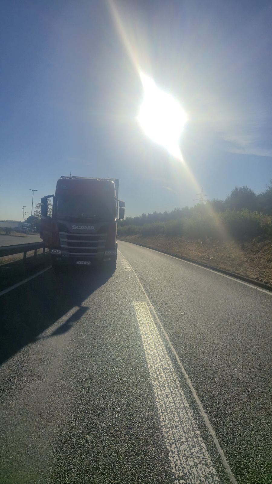 LKW Pannenhilfe vor Ort — Mobiler LKW-Reifenservice auf der A44 bei Unna: Kühlauflieger nach Reifenschaden in 2 Std.