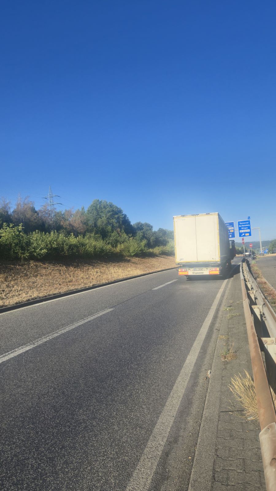LKW Pannenhilfe vor Ort — Mobiler LKW-Reifenservice auf der A44 bei Unna: Kühlauflieger nach Reifenschaden in 2 Std.